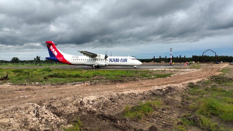 Pesawat Komersil ATR-72 Mendarat di Bandara Ngloram