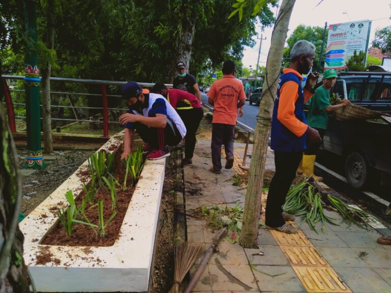 Kawasan Grojogan Kota Blora Dibersihkan Aktivis: Jangan Percaya Buang Pembalut di Sungai Bisa Jadi Ikan
