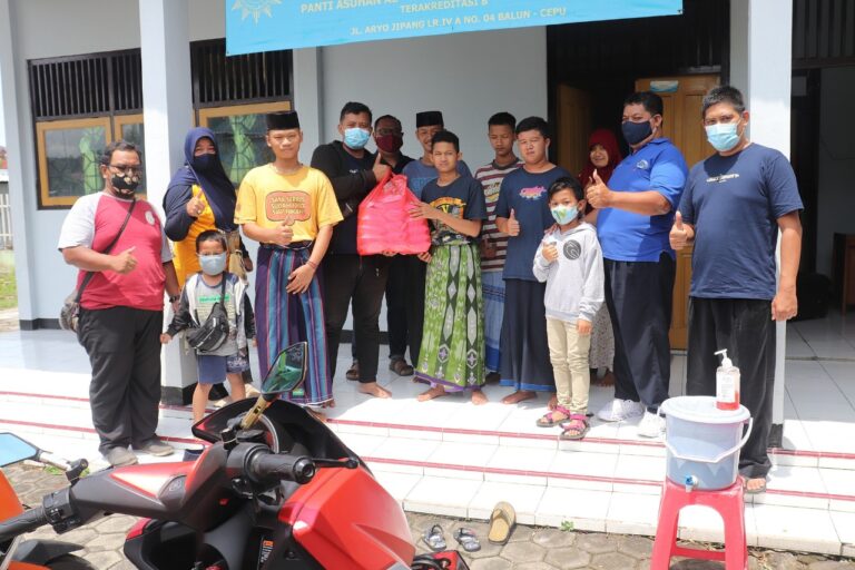 KPYC Bagikan 110 Nasi Box kepada Anak Yatim