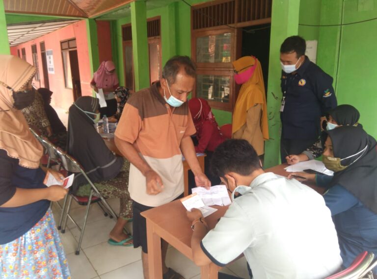 Pendistribusian KKS di Wotbakah Patuhi Prokes