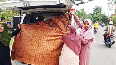Perjalanan Menuju RSUD Cepu, Seorang Ibu Melahirkan di Ambulans