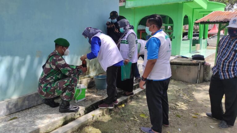Gandeng Dinkes Bojonegoro, TMMD Tambakrejo Uji Kualitas Air Bersih