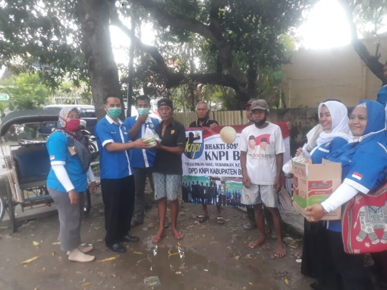 KNPI Blora Bagi-bagi Sembako