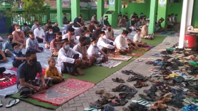 Shalat Ied di Masjid At Taqwa, Camat Randublatung Bacakan Sambutan Bupati Blora