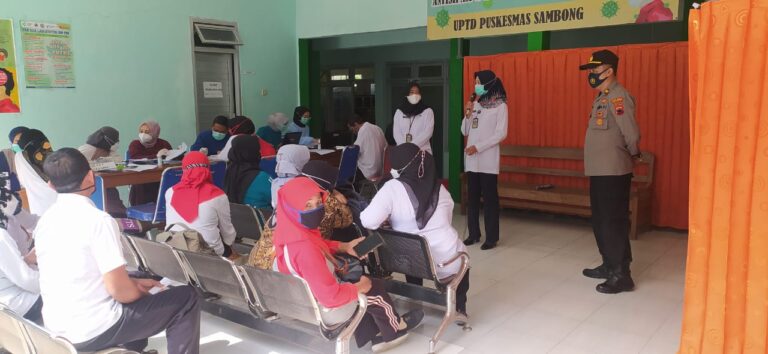 Vaksinasi di Puskesmas Sambong, Diikuti Guru dan Lansia