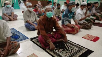 Puluhan Jamaah Ikuti Shalat Gerhana Bulan di Masjid At Taqwa Randublatung