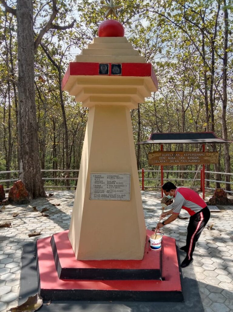 Sambut Hari Bhayangkara, Polsek Randublatung Bersih-bersih Monumen Polisi