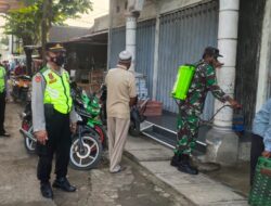 Sambut HUT Bhayangkara ke-75, Polsek Tambakrejo Laksanakan Peyemprotan di Pasar Taji