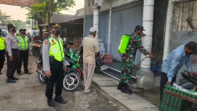 Sambut HUT Bhayangkara ke-75, Polsek Tambakrejo Laksanakan Peyemprotan di Pasar Taji