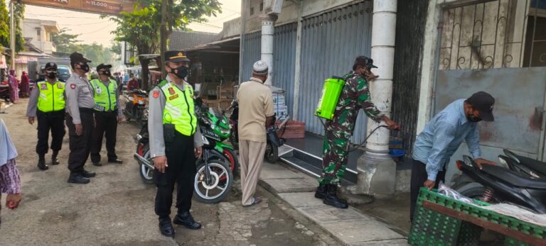 Sambut HUT Bhayangkara ke-75, Polsek Tambakrejo Laksanakan Peyemprotan di Pasar Taji