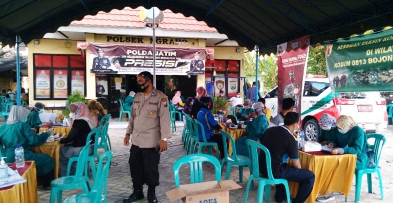200 Warga Ikuti Vaksinasi di Mapolsek Ngraho, Bojonegoro