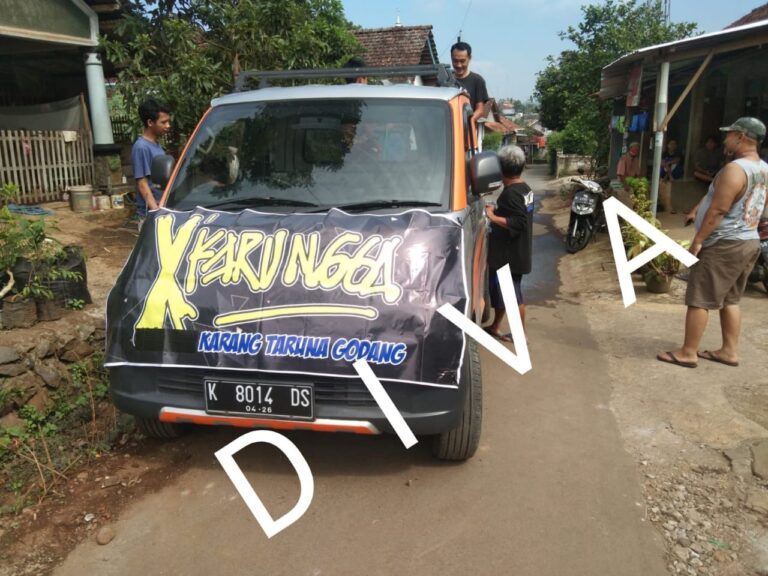 Basmi Corona, Karang Taruna dan Remaja Masjid Dukuh Godang Semprot Disinfektan