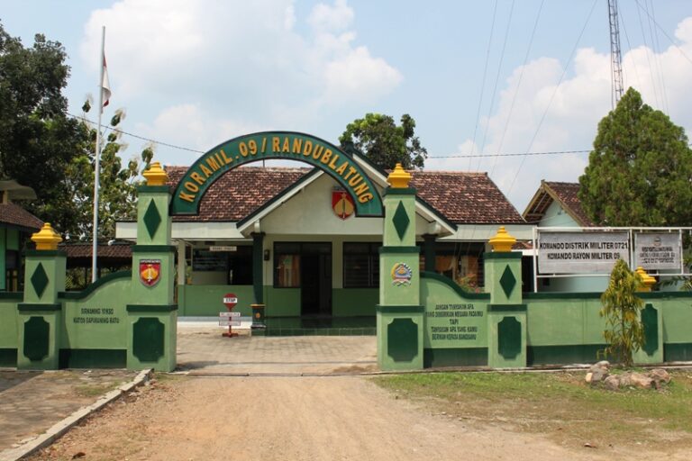 Berbagi Kasih, Danramil Randublatung Berikan Bantuan pada Korban Kebakaran