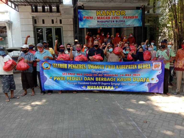 HUT ke-59, PWRI Blora Bagikan Sembako kepada Kaum Duafa