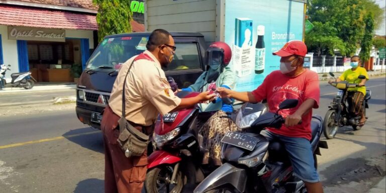 Ramaikan Bulan Bakti Pramuka Tahun 2021, Pramuka Cepu Bagikan Masker