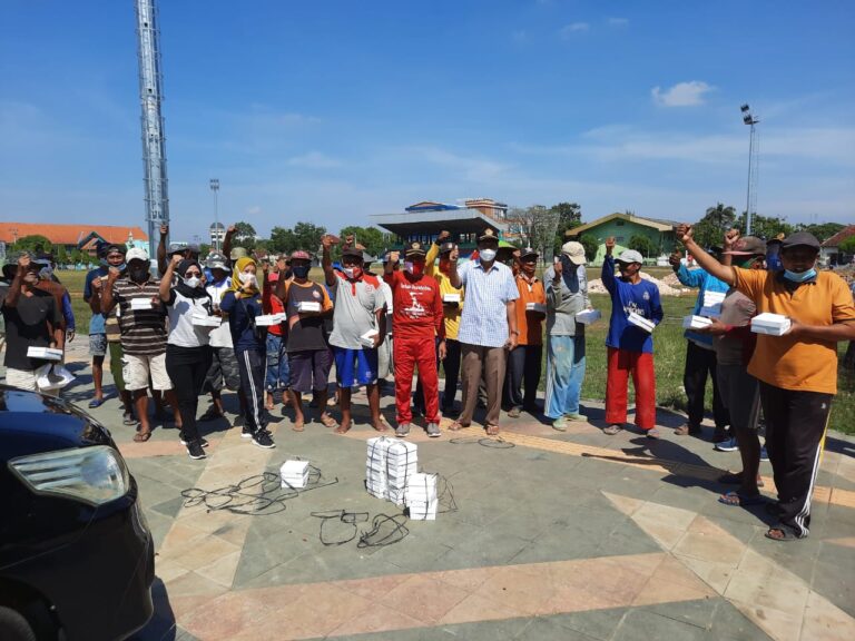 Jumat Berkah, Keluarga Subekti Bagikan Makanan untuk Puluhan Duafa