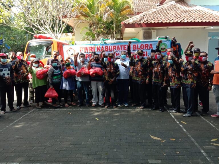 Bersama BPBD, PWRI Blora Salurkan Air Bersih