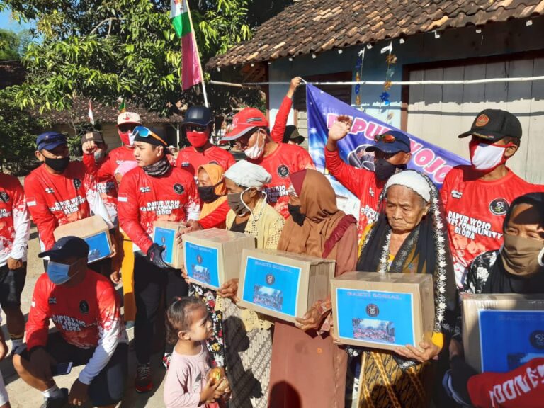 Komunitas Sepeda Dapur Wojo Blora Bagikan Bibit Buah dan Paket Sembako