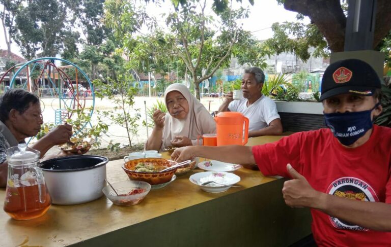 Warga Perumnas Karang Jati – Blora, Rayakan HUT RI ke-76 dengan Pesta Kebun