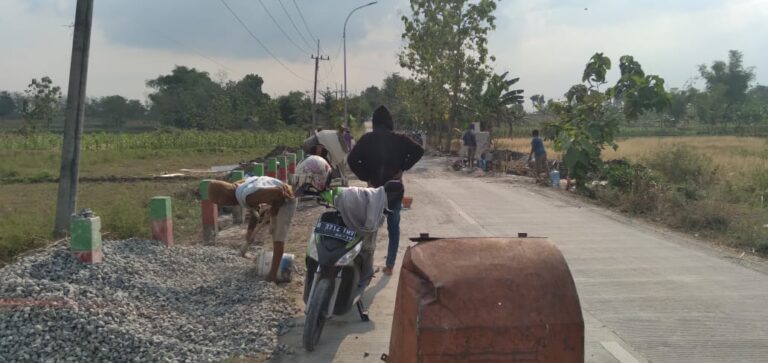Pembangunan Jembatan Ngraho-Tambakrejo. Ditanya Papan Proyek, Kontraktor Mengaku Hilang Ditabrak Kendaraan