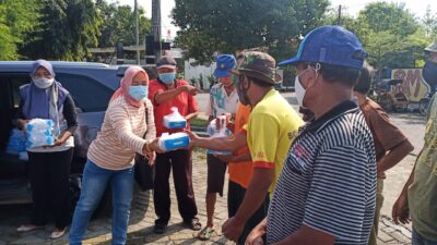 Jumat Berkah, Perempuan Wirausaha di Blora Berbagi Nasi kepada Duafa
