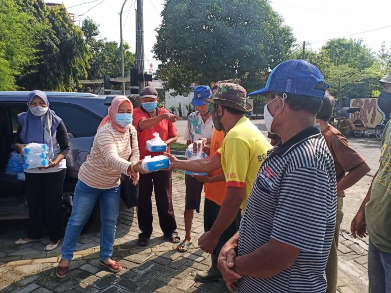 Jumat Berkah, Perempuan Wirausaha di Blora Berbagi Nasi kepada Duafa