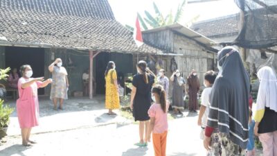 Emak-Emak Berdaster Laksanakan Upacara Bendera