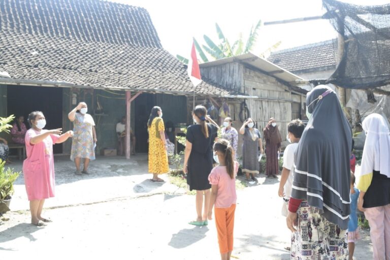 Emak-Emak Berdaster Laksanakan Upacara Bendera