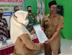 Kades Mojorembun Lantik Farida sebagai Sekdes