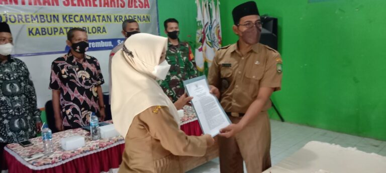 Kades Mojorembun Lantik Farida sebagai Sekdes