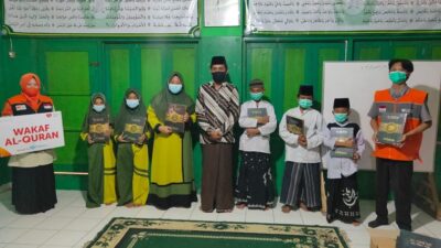 Rumah Zakat Salurkan 500 Paket Wakaf Al-Qur’an di Kabupaten Blora