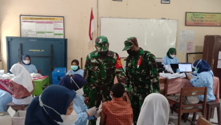 Ratusan Siswa SMP di Sambong Ikuti Vaksinasi Dosis Pertama