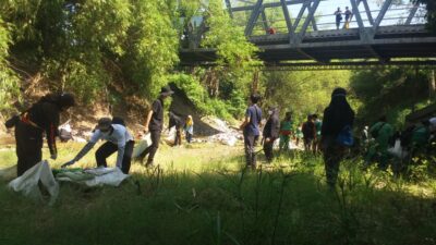 World Cleanup Day 2021, Warga Desa Batokan-Kasiman Bersihkan Bantaran Sungai