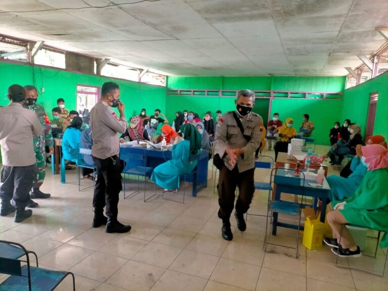 Polsek Kradenan Laksanakan Giat Monitoring Vaksinasi di Balai Desa Getas