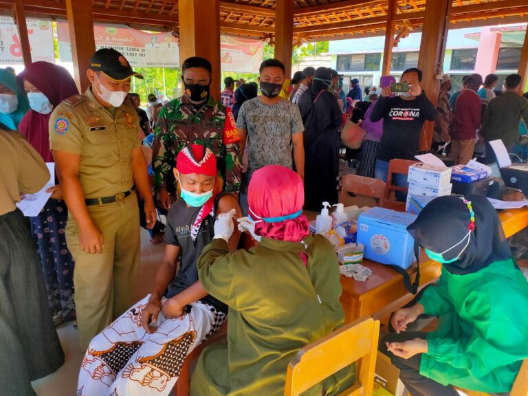 Warga Sumber – Kradenan Ikuti Kegiatan Vaksinasi Dosis Satu dan Dua