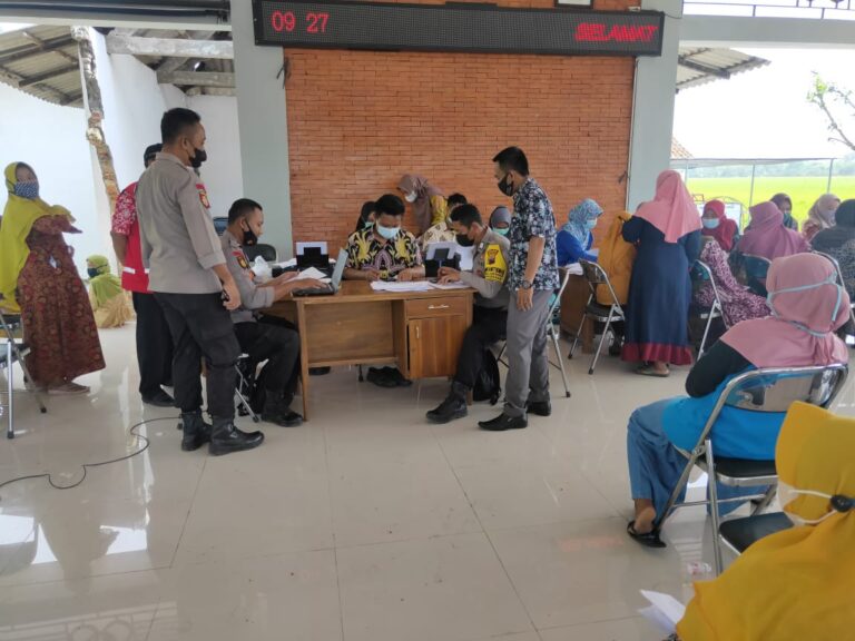 Polsek Kradenan – Blora, Monitoring Gerakan Seribu Vaksin di Dua Desa