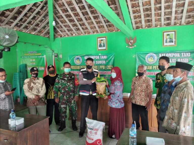 Dukung Kegiatan Petani, Bhabinkamtibmas Polsek Padangan Hadiri Kegiatan Program Petani Mandiri