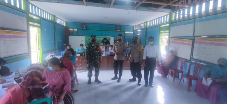 Polsek Kradenan Pantau Pelaksanaan Vaksin di Desa Nglebak dan Megeri