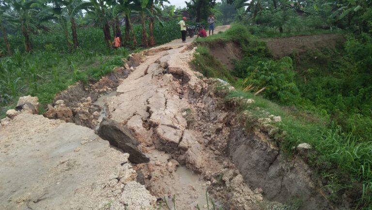 Longsor di Dukuh Kayen, Akses ke Desa Jati Lumpuh Total
