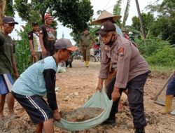 Urug Lubang Bekas Longsor di Desa Jati, Anggota Koramil dan Polsek Kerja Bakti