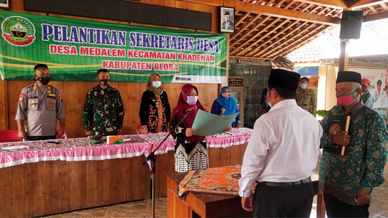 Disaksikan Camat Kradenan, Hamamudin Dilantik Menjadi Sekretaris Desa Medalem