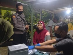 Di Desa Sonorejo-Padangan, Vaksinasi Dilaksanakan Malam Hari sambil Ngopi