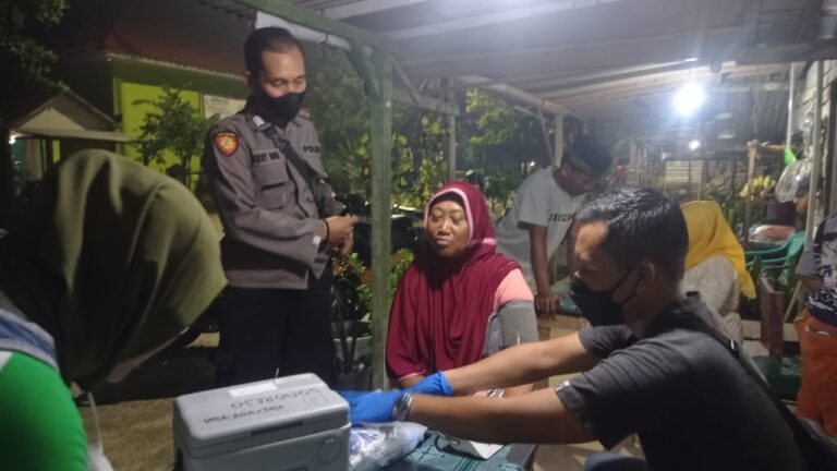 Di Desa Sonorejo-Padangan, Vaksinasi Dilaksanakan Malam Hari sambil Ngopi