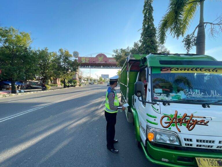 Lewat Jalan Kota, Truk Bermuatan Ditindak