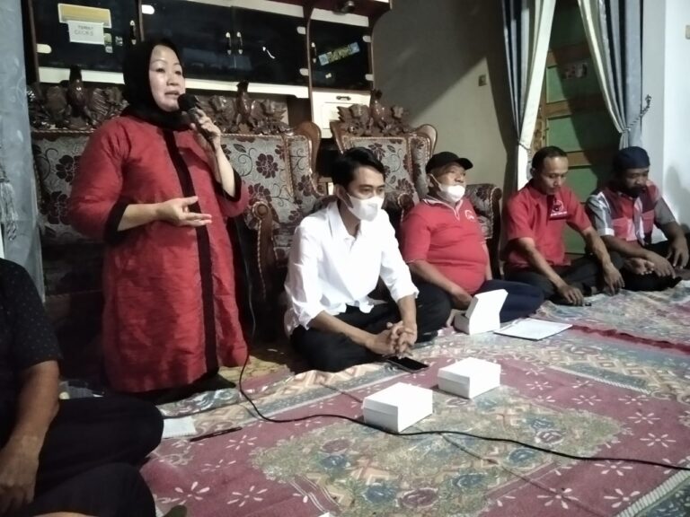 Djeng Asih Bagikan 500 Paket Beras Gratis Bergambar Puan Maharani