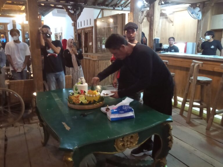 Rirare Cafe, Tempat Nongkrong Baru Bernuansa Klasik dan Unik Resmi Dibuka di Pati