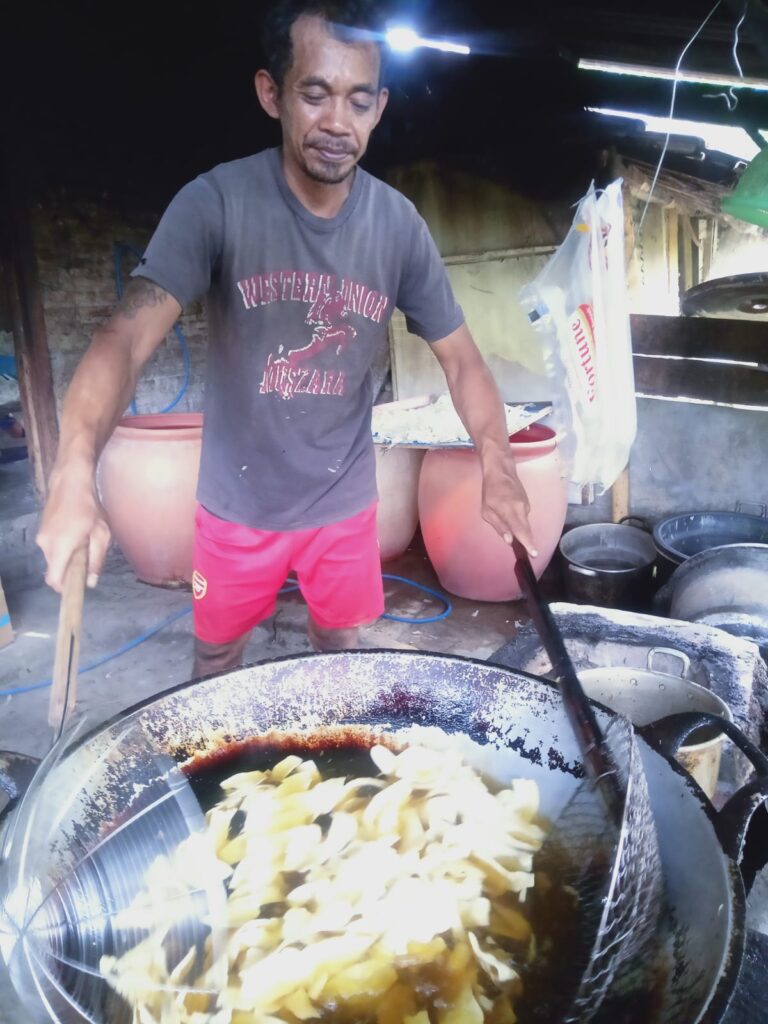 Usaha Keripik Singkong “Doa Ibu”, Berusaha Bertahan di Tengah Melonjaknya Bahan Baku