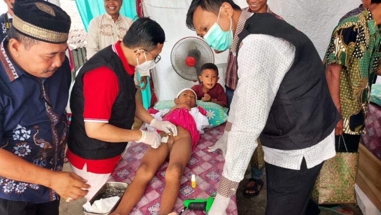 Peringati bulan Sya’ban 1443 H, Keluarga Kiyai Bahruddin Biting Gelar Khitan Massal