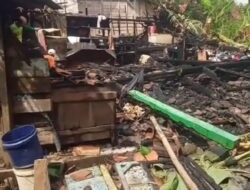 Korsleting Listrik, Rumah Warga Bekutuk Habis Dilalap Api