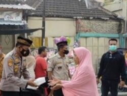Jalin Sinergi, Jajaran Polsek dan BKP Tambakrejo Bagikan Takjil di perempatan Pasar Taji